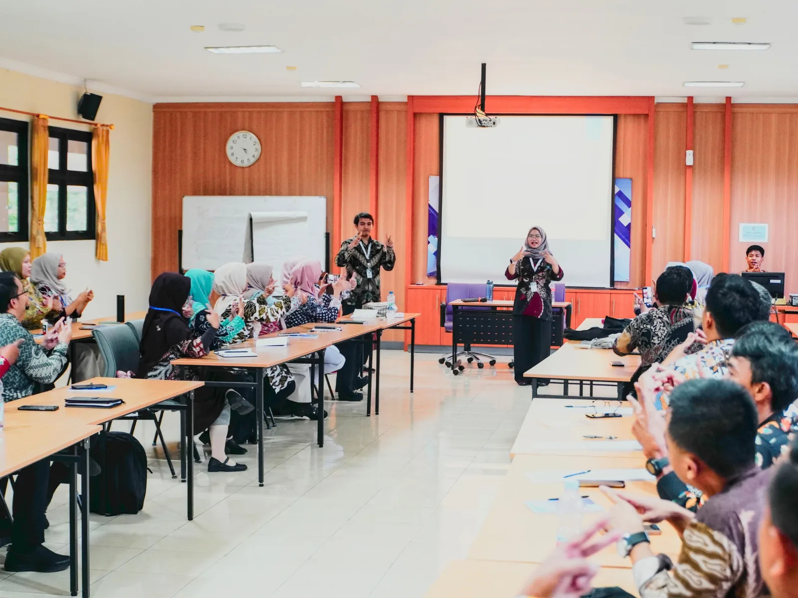 Dokumentasi sesi pelatihan korporat Neksus bersama BKPSDM Cirebon