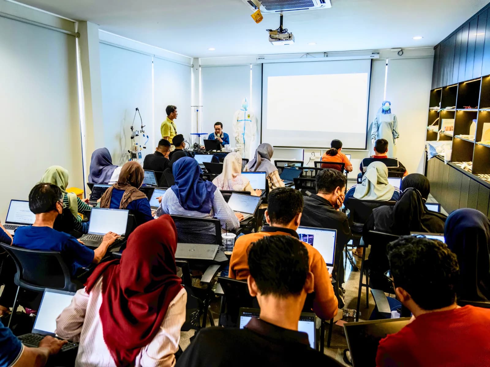 Dokumentasi sesi pelatihan korporat Neksus bersama PT Jaya Mas Medica Industri